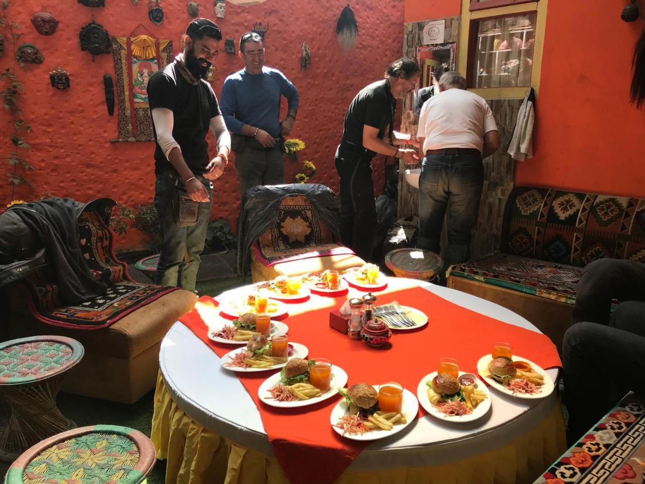 Kāgbeni Hotel Yac Donalds מראה חיצוני תמונה