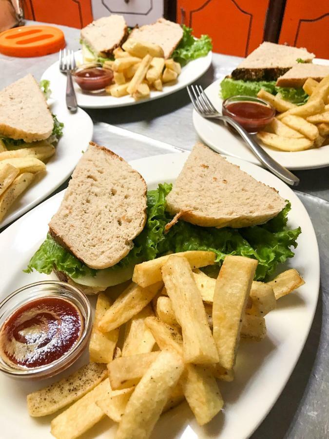 Kāgbeni Hotel Yac Donalds מראה חיצוני תמונה